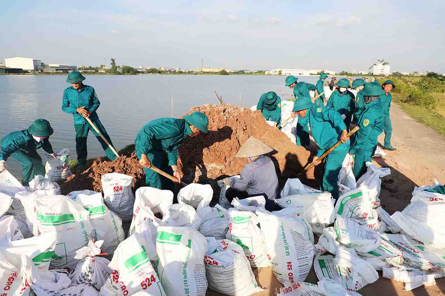 Les forces participent d'urgence au traitement de l'incident de glissement de terrain sur la rive de la riviere Ngu district de Khe section traversant la commune de Tien Du (Bac Ninh). Photo : Huu Thang