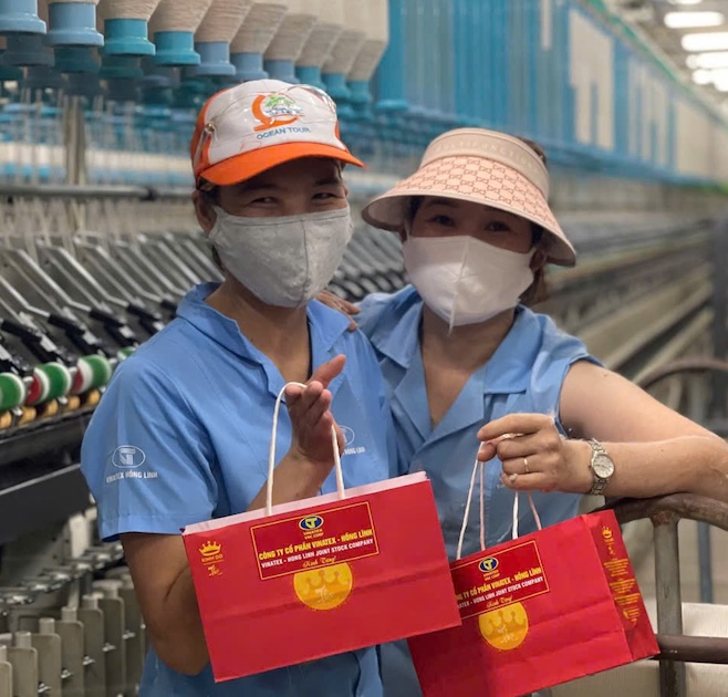 Le cadeau de Noël apporte de la joie aux employes de la societe par actions Vinatex Hong Linh. Photo : CDDM