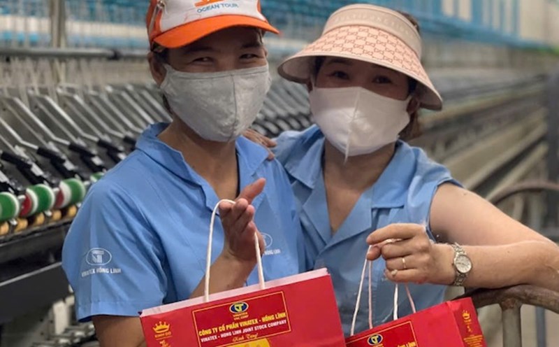 The Mid-Autumn Festival gift brings joy to the employees of Vinatex Hong Linh Joint Stock Company. Photo: CDDM