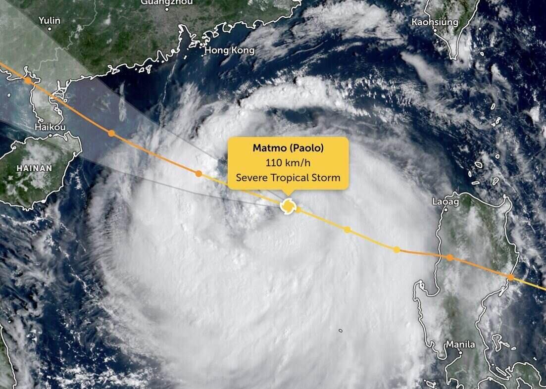 제11호 태풍 마트모는 10월 4일 아침 동해상으로 이동했으며 앞으로 몇 시간 동안 더욱 강해질 것으로 예상됩니다. 사진: Zoom Earth
