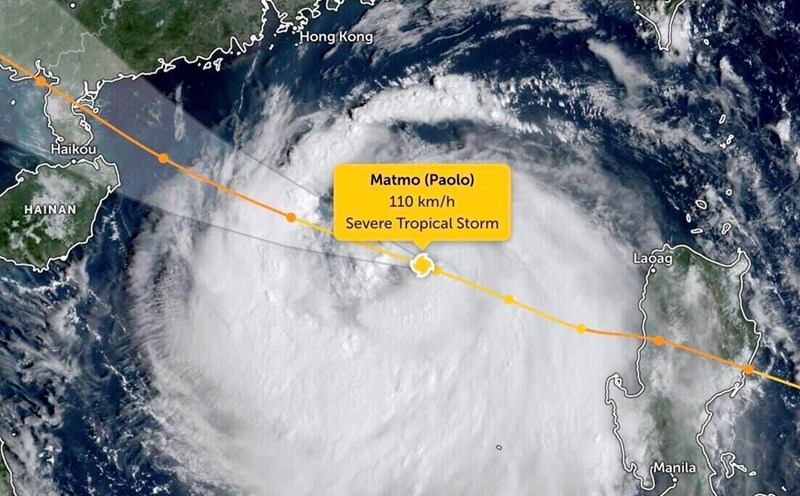 Storm No. 11 Matmo moved in the East Sea on the morning of October 4 and is forecast to continue to strengthen in the coming hours. Photo: Zoom Earth