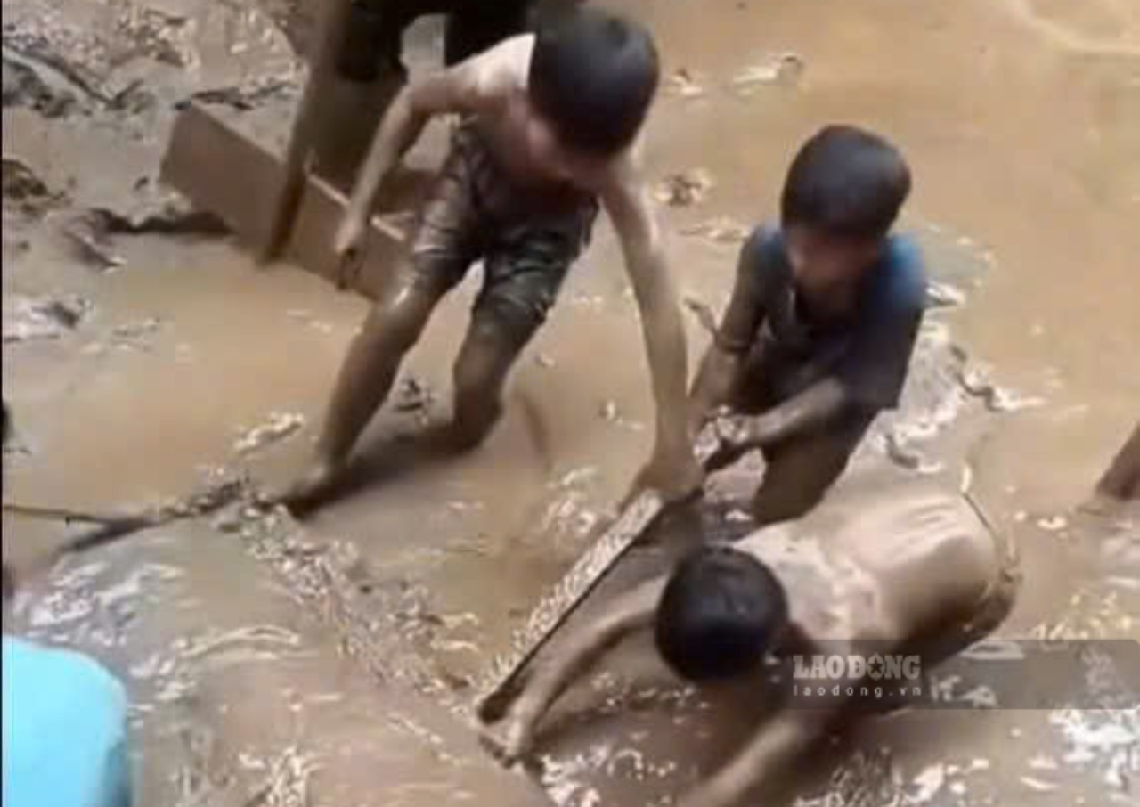Khoang 300 hoc sinh cua truong va trong dia ban cung den ho tro luc luong chuc nang don dep truong hoc. Anh: Le Luong