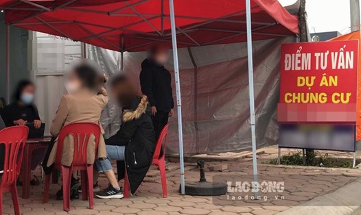 Điểm tư vấn, môi giới nằm ngay cổng một dự án nhà ở xã hội tại Bắc Ninh, ảnh chụp năm 2022. Ảnh: Trần Tuấn