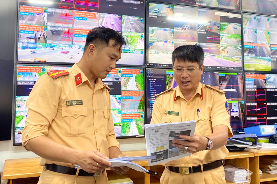 Cán bộ Phòng CSGT Công an tỉnh Gia Lai trích xuất dữ liệu phương tiện vi phạm. Ảnh: Phòng CSGT