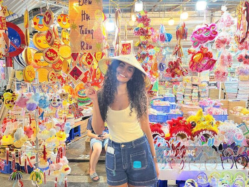 Western tourists play Mid-Autumn Festival in Hang Ma.