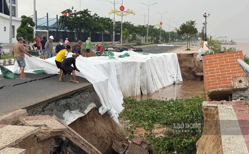 Dong Thap Provincial People's Committee announced an emergency situation of landslides on the Tien River bank in the Thuong Thoi Tien embankment area. Photo: Quyen Pham
