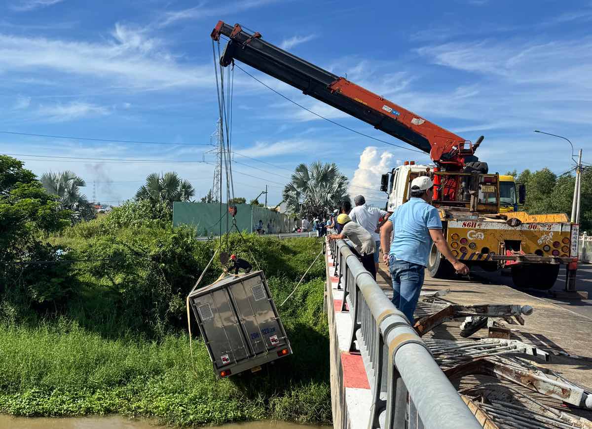 Cac xe cau den hien truong de cuu ho. Anh: Duy Tuan 