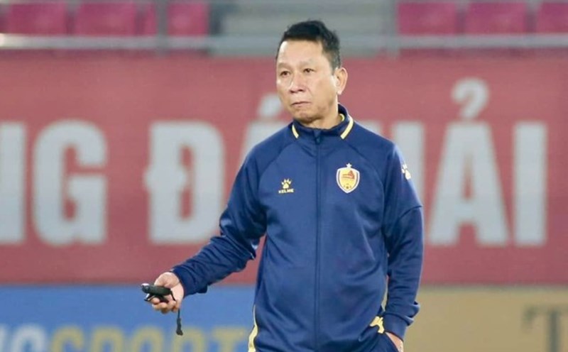 Coach Van Sy Son leads Song Lam Nghe An club after round 6 of V.League 2025-2026. Photo: Minh Dan