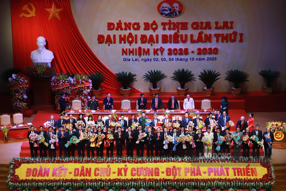 Doan Chu tich tang hoa cac Uy vien Ban Chap hanh Dang bo tinh Gia Lai (cu) va tinh Binh Dinh nhiem ky 2020 - 2025. Anh: Hoai Phuong