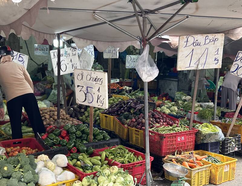 전통 시장의 채소 가격 급등. 사진: 하메이
