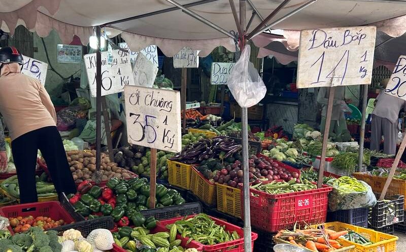 Green vegetables at traditional markets increase. Photo: Ha May