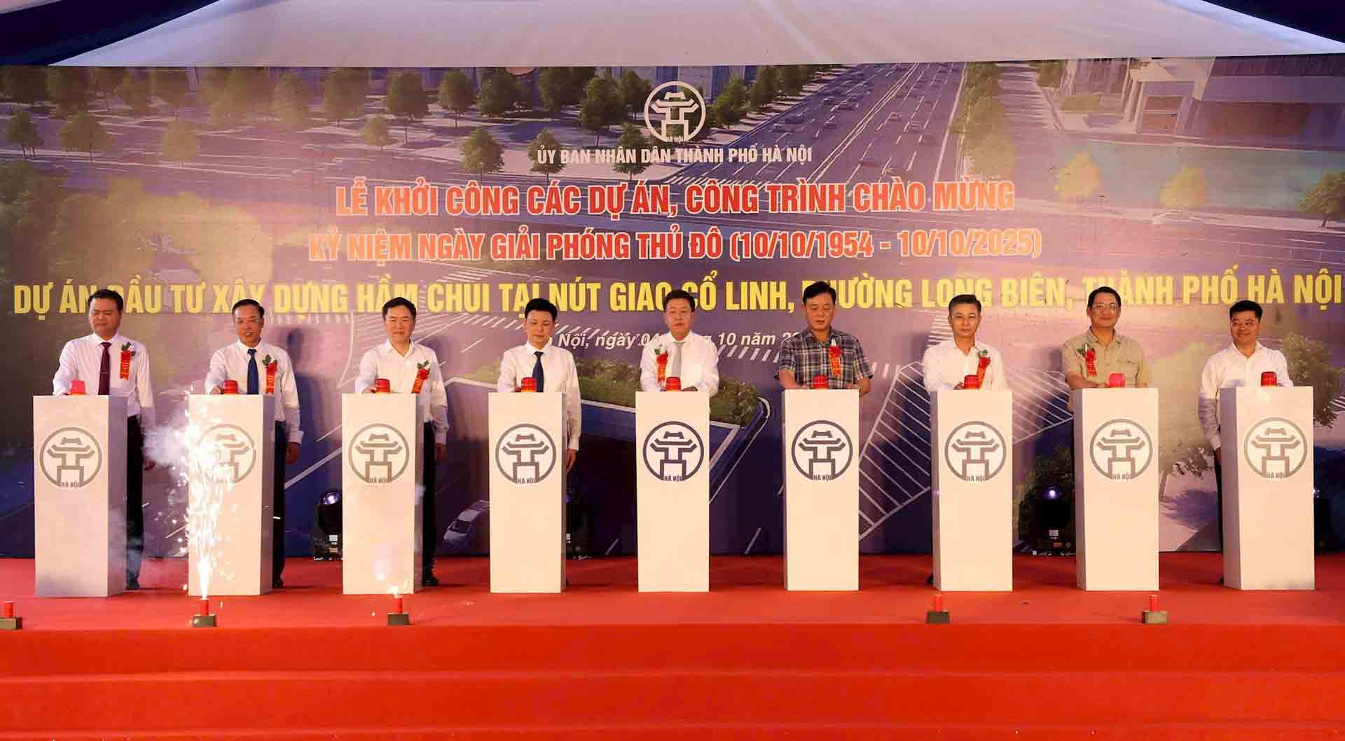 Les delegues effectuent le rituel de lancement du projet de tunnel chui Co Linh (Hanoï). Photo : Tuan Luong