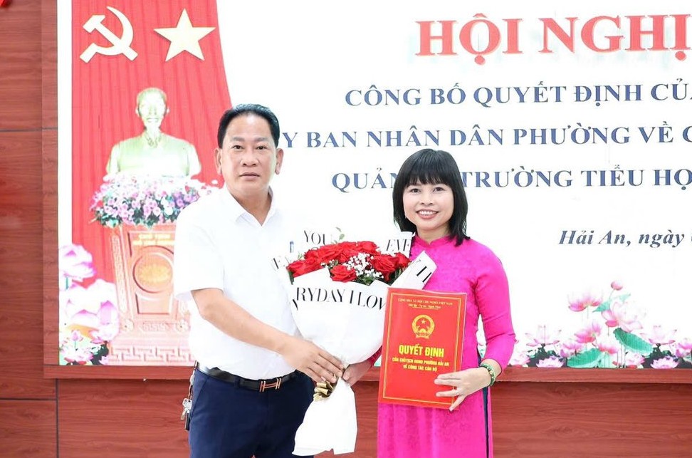 El Ayuntamiento de Hai An informa a los funcionarios del Departamento de Filologia Thanh To. Foto: Oficina de Informacion y Comunicaciones del Ayuntamiento de Hai An. Hai Phong