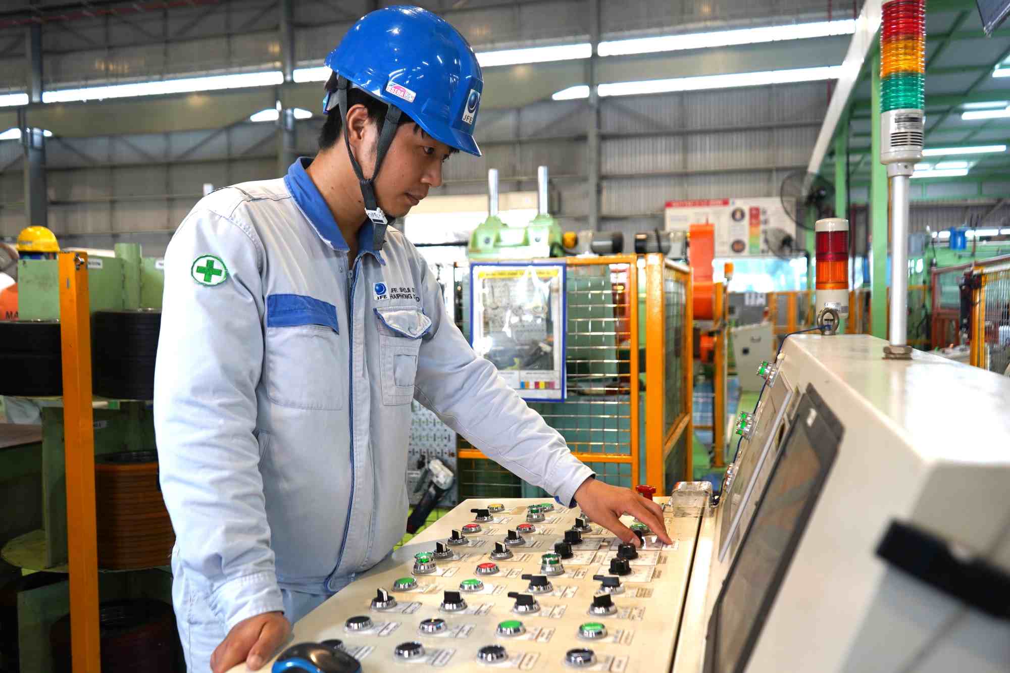 M. Trinh Van Tuyen dans le quart de production. Photo: Mai Dung