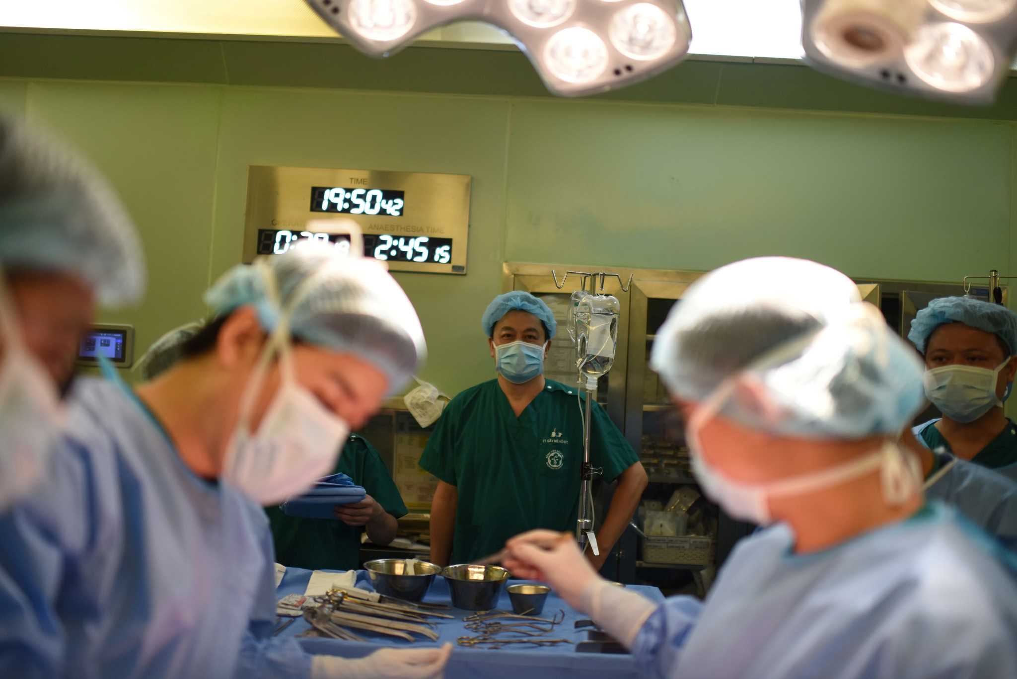 Increase allowances to retain medical staff. Photo: Hong Vu