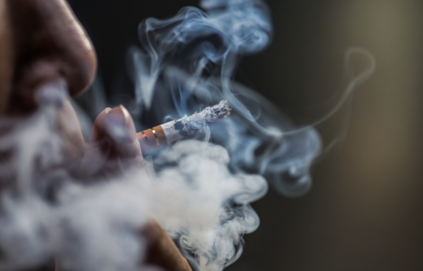 Smoking attacks the retina and optic nerve. Photo: Thuy Duong