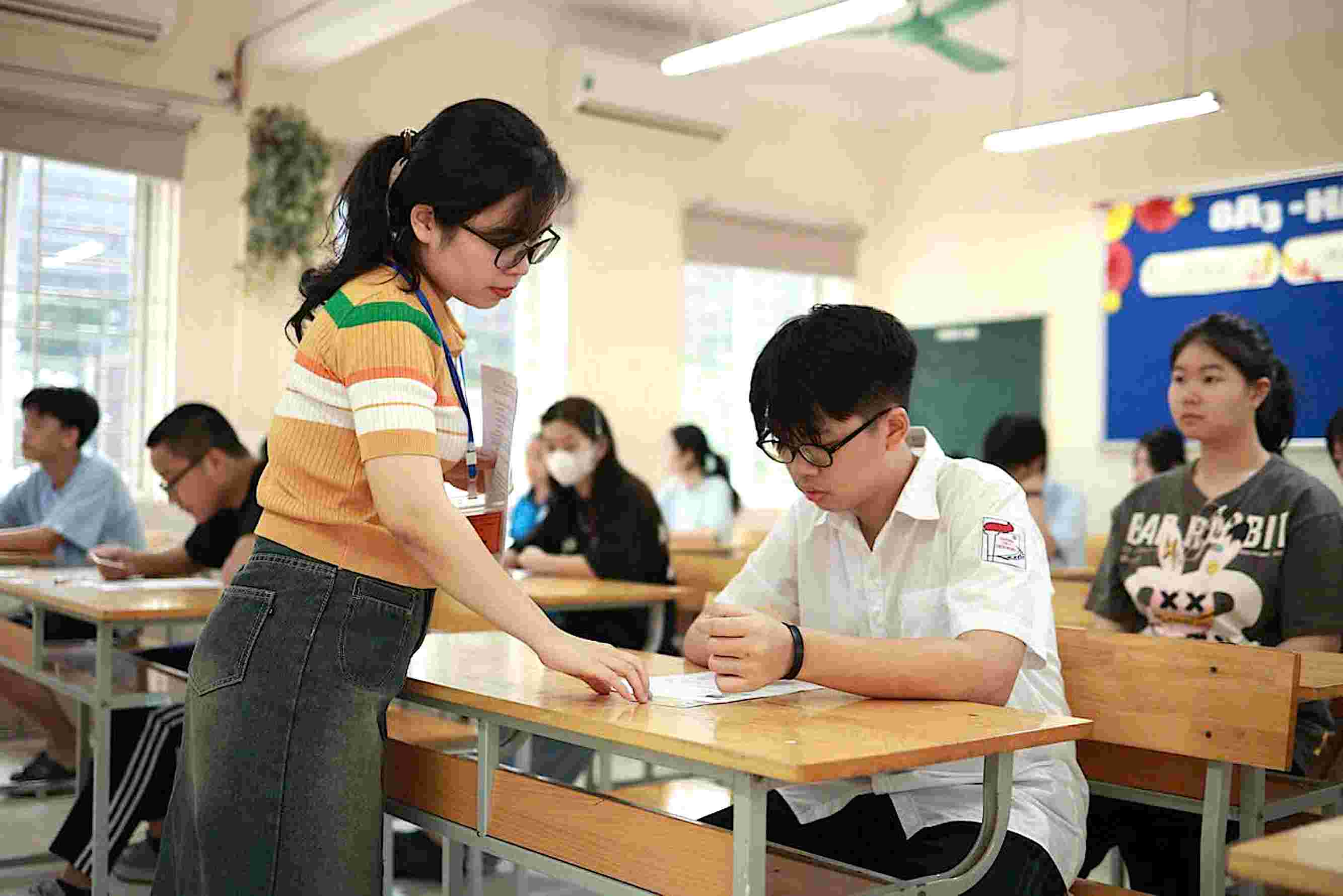 Estudiantes participan en el examen de ingreso al grado 10 en Hanoi. Foto: Van Trang