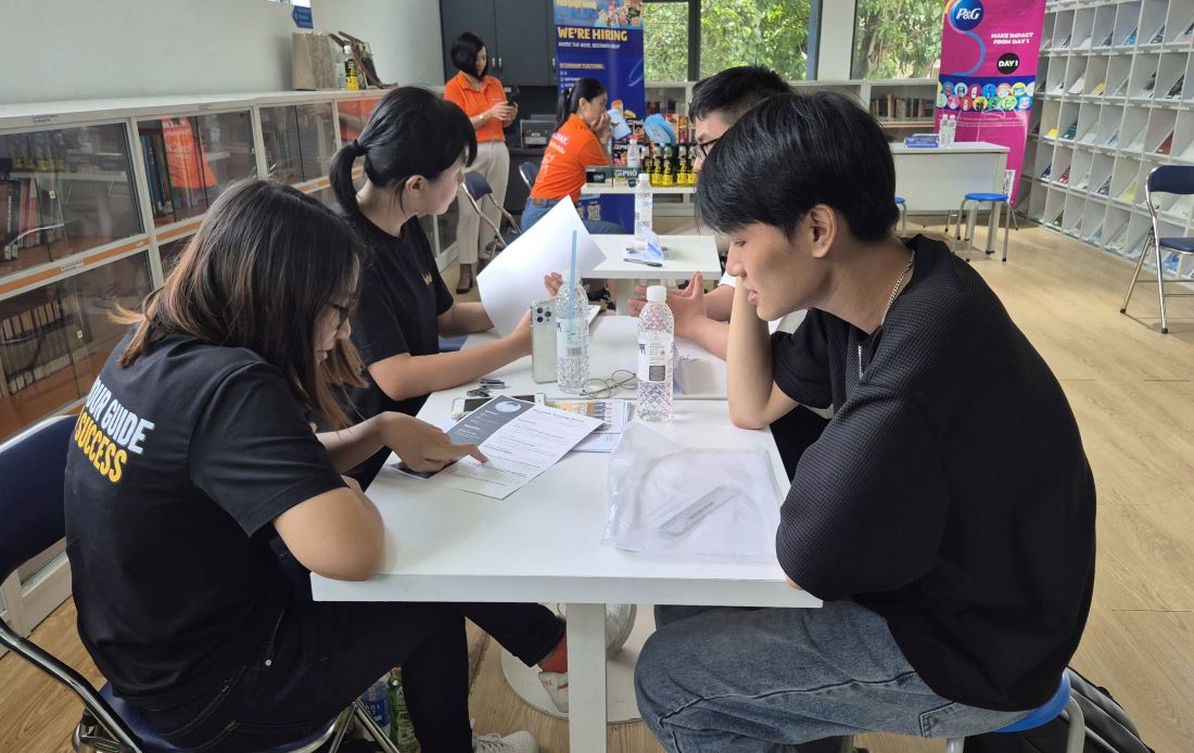 Los estudiantes son asesorados y apoyados por empresas para completar el curriculum de solicitud de empleo. Foto: Chan Phuc