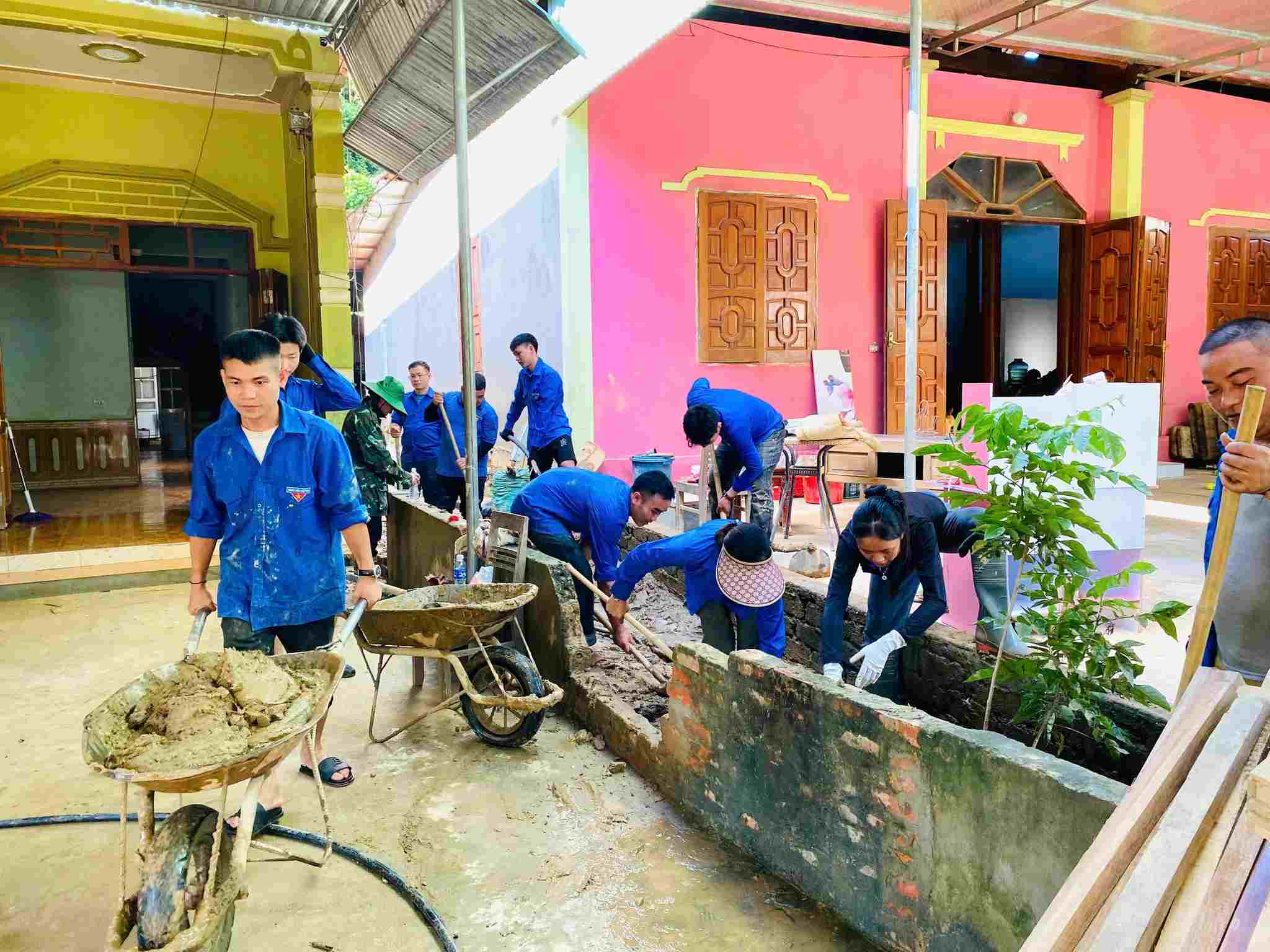 Nghe An Youth Union members help people clean up mud after the flood. Photo: Ngoc Anh