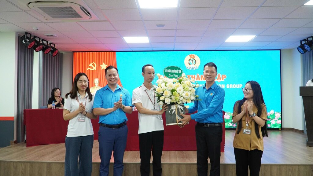 Les dirigeants de la Federation du travail de Hung Yen felicitent le syndicat de base FUSION GROUP nouvellement cree. Photo : Syndicat de Hung Yen