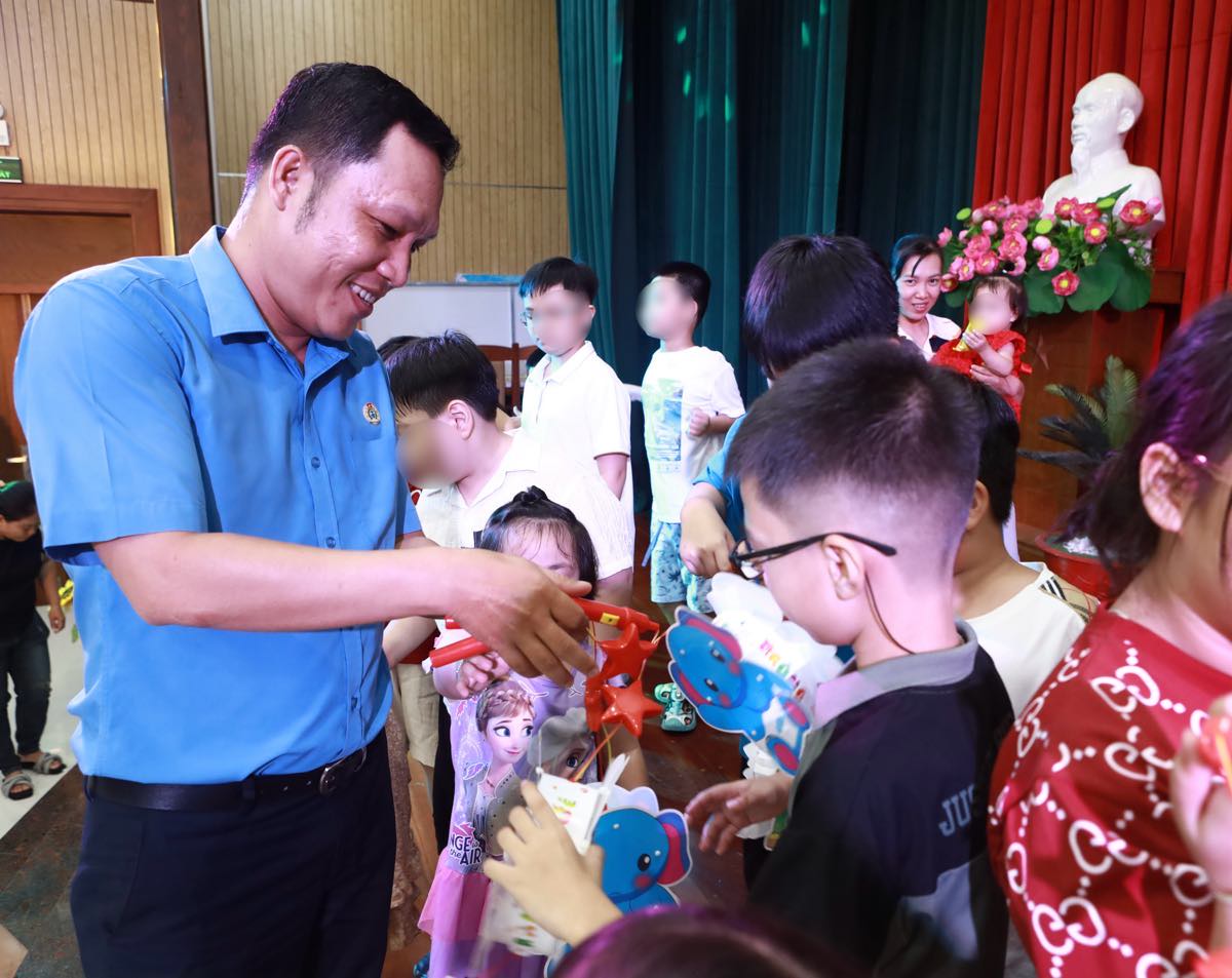 Chu tich Cong doan phuong Phu Thuy trao long den cho con cua doan vien. Anh: Duy Tuan 