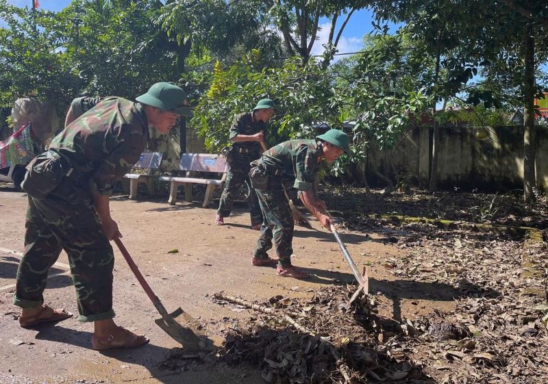 Bo doi giup nguoi dan don dep, khac phuc hau qua mua lu tai xa Kim Tan, tinh Thanh Hoa. Anh: Minh Hoang
