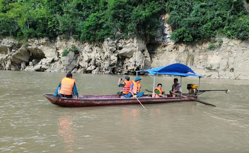 Les equipes de secours recherchent le long de la riviere Chay. Photo : Fournie par les habitants