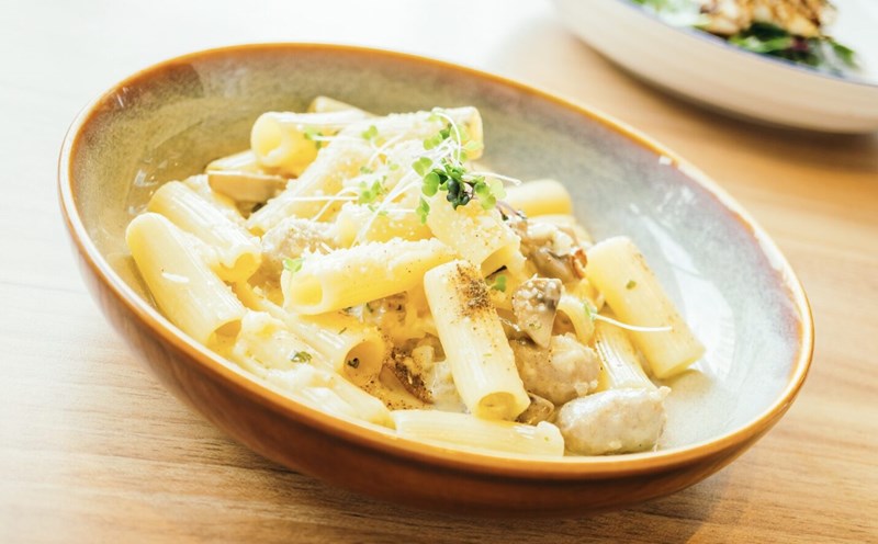 Eat cheese pasta in moderation to protect the heart. Photo: Thuy Duong
