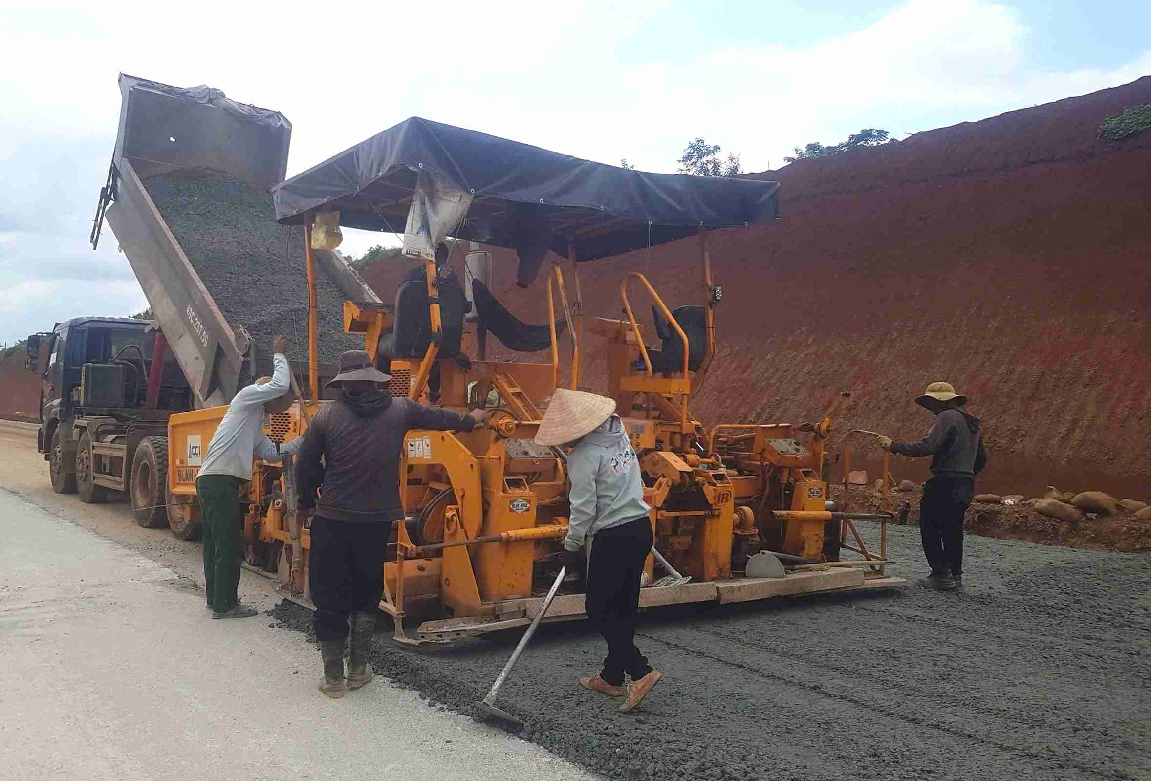 Workers work overtime on the Khanh Hoa - Buon Ma Thuot expressway project (section through Dak Lak province). Photo: Bao Trung