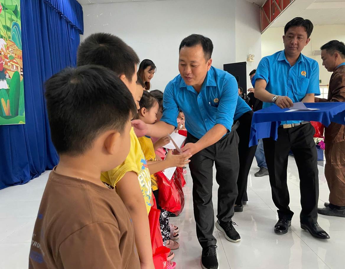 Hang chuc tre em khu vuc Ben Cat duoc nhan qua tu cong doan. Anh: Dinh Trong