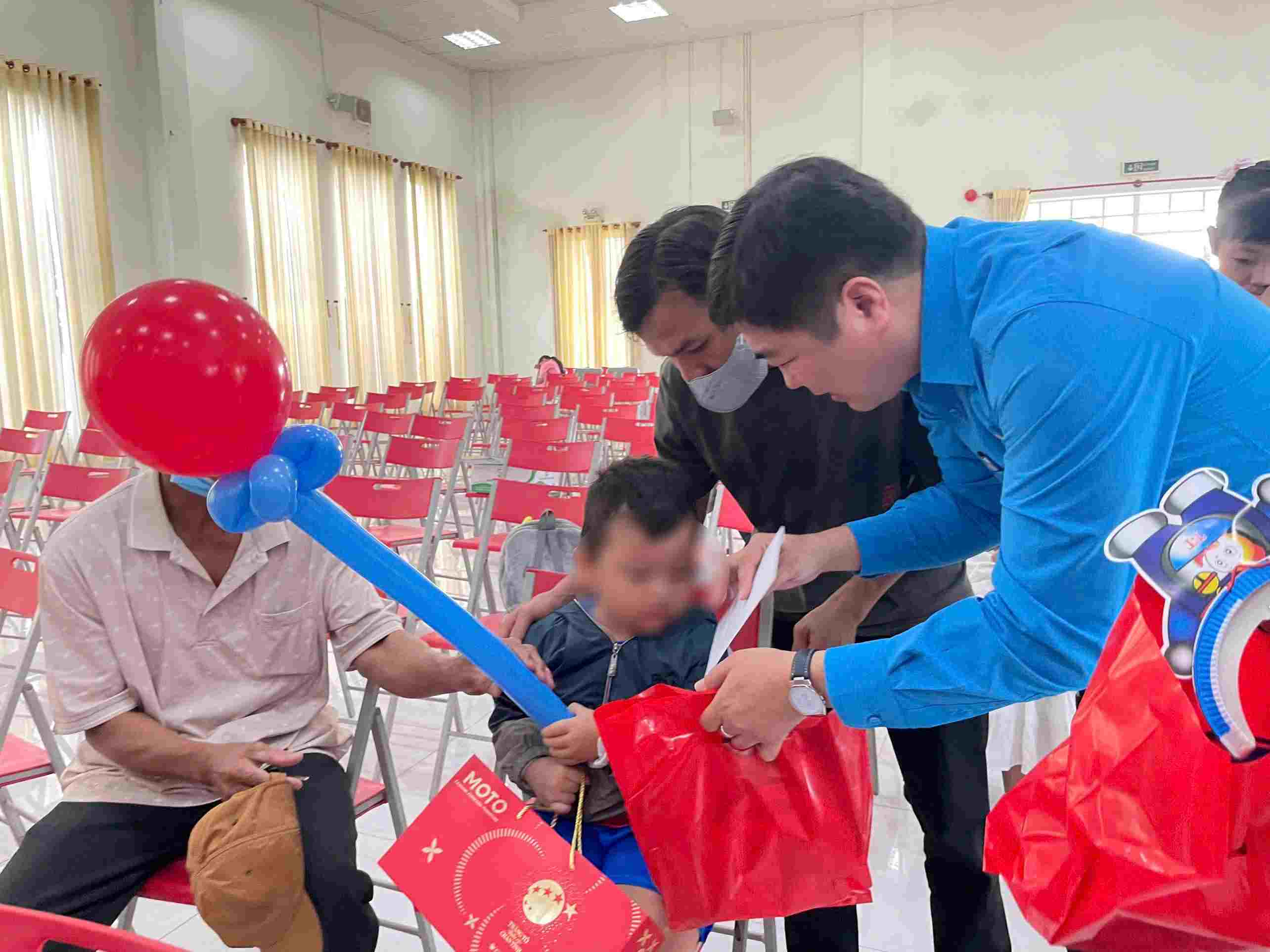 Ong Nguyen Tan Dat - Pho Chu tich LDLD trao qua cho con em cong nhan lao dong. Anh: Dinh Trong