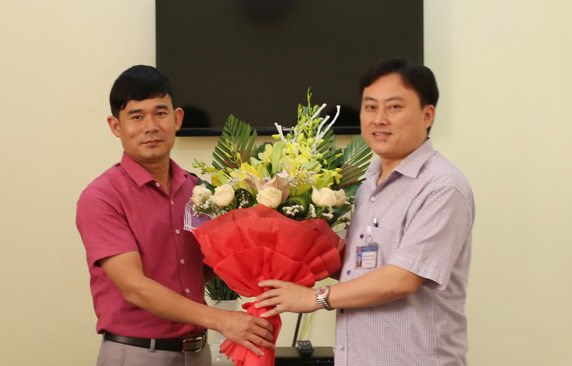 Mr. Mai Van Duan (left), Deputy Head of the Citizen Reception Committee, Vice Chairman of the People's Committee of Bac Ninh province. Photo: Bac Ninh Portal