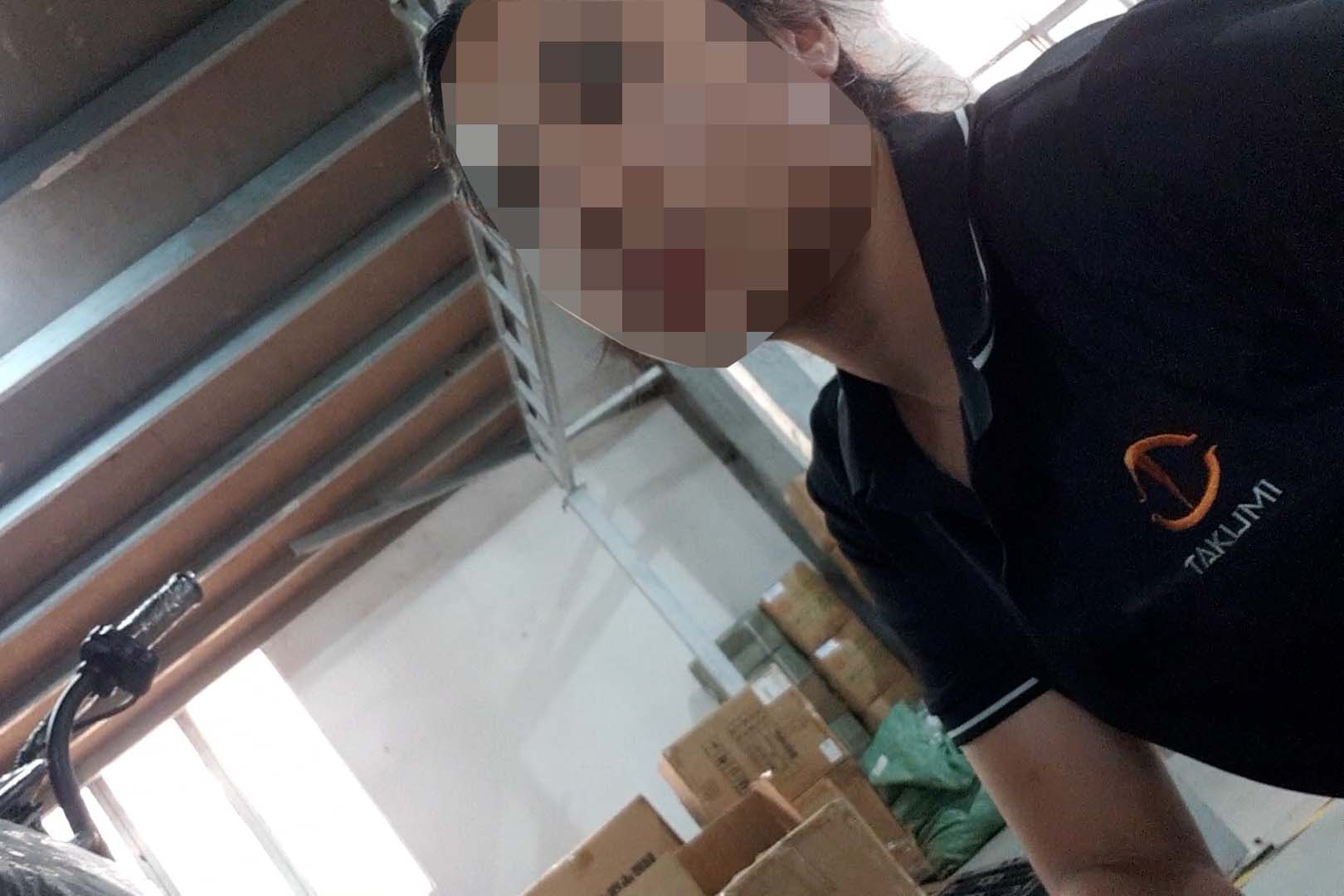 Nhan vien cua Cong ty Takumi dang trao doi voi PV trong xuong san xuat tai pho Noi, Hung Yen. Anh: Nhom PV.