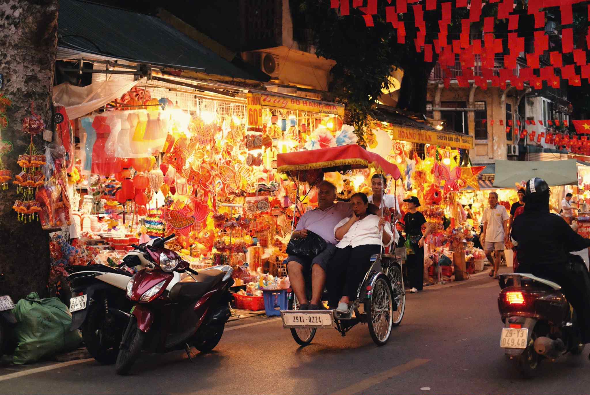 Khong chi mua hang hay chup anh, du khach co the thue xich lo di vong quanh khu vuc pho Hang Ma, Hang Duong, Hang Ngang, Phung Hung... de nhin ngam khung canh pho phuong Ha Noi.