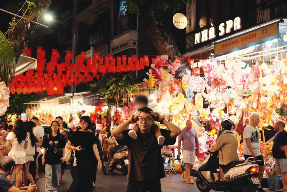 “Minh thay Hang Ma rat “dung vibe” Trung thu: den sang ruc ro, tieng cuoi noi ron rang, mui banh nuong banh deo thoang thoang. Du dong nguoi nhung lai mang den cam giac am ap, gan gui, nhu duoc tro lai tuoi tho”, Chung noi.