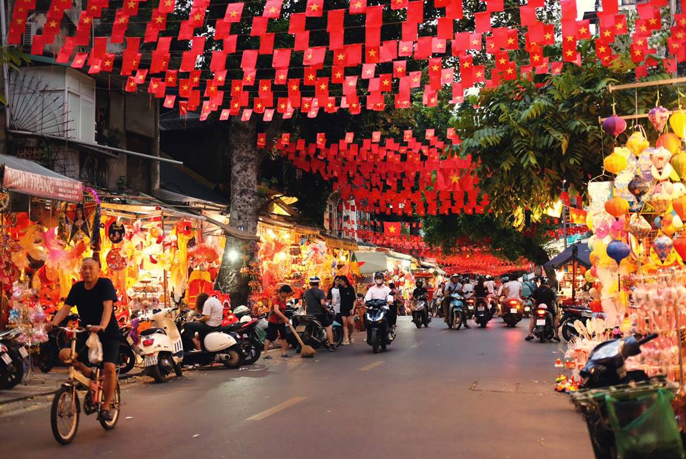 9x hao hung cho biet doc Hang Ma van treo rat nhieu co trang tri tu dip dai le 2.9: “Minh nhin dau cung thay co do sao vang rat dep, khien minh cang thay yeu nuoc hon”.