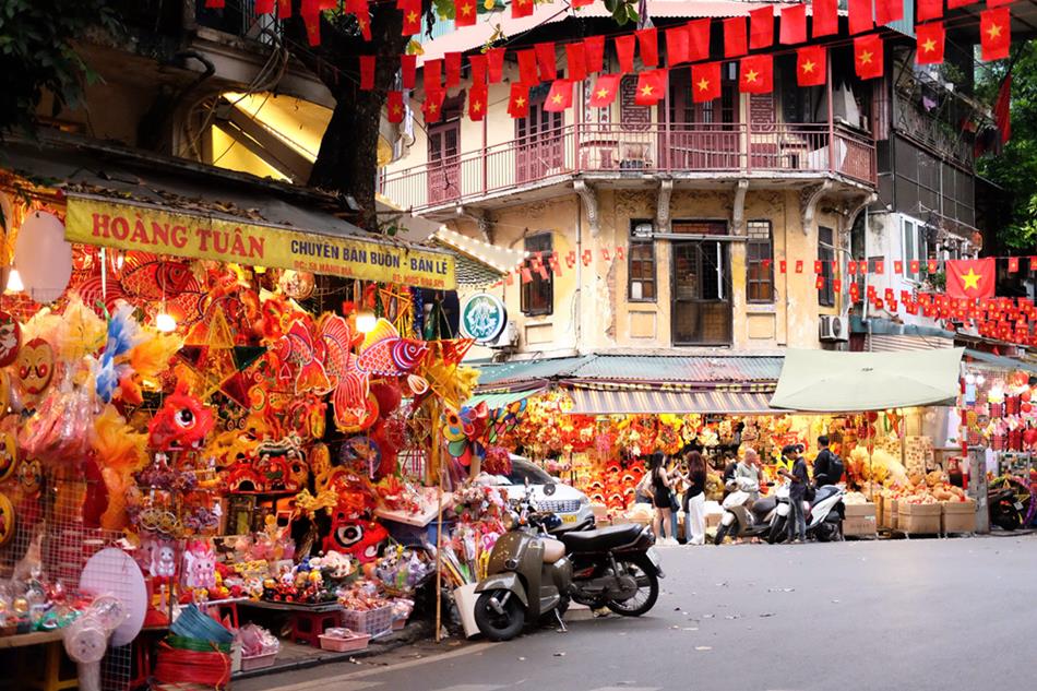 Can ke dip Tet Trung thu, khu vuc pho Hang Ma duoc trang tri ruc ro sac mau, tat bat nguoi mua ban tu sang den dem, khong khi vo cung soi dong.