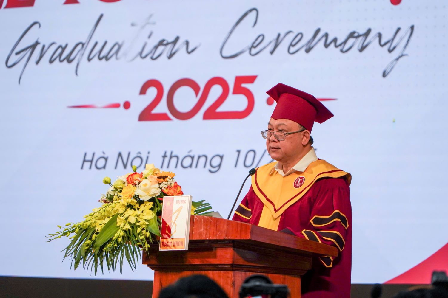 Giam doc Dai hoc Bach khoa Ha Noi phat bieu tai Le tot nghiep sang 4.10. Anh: Anh Duc