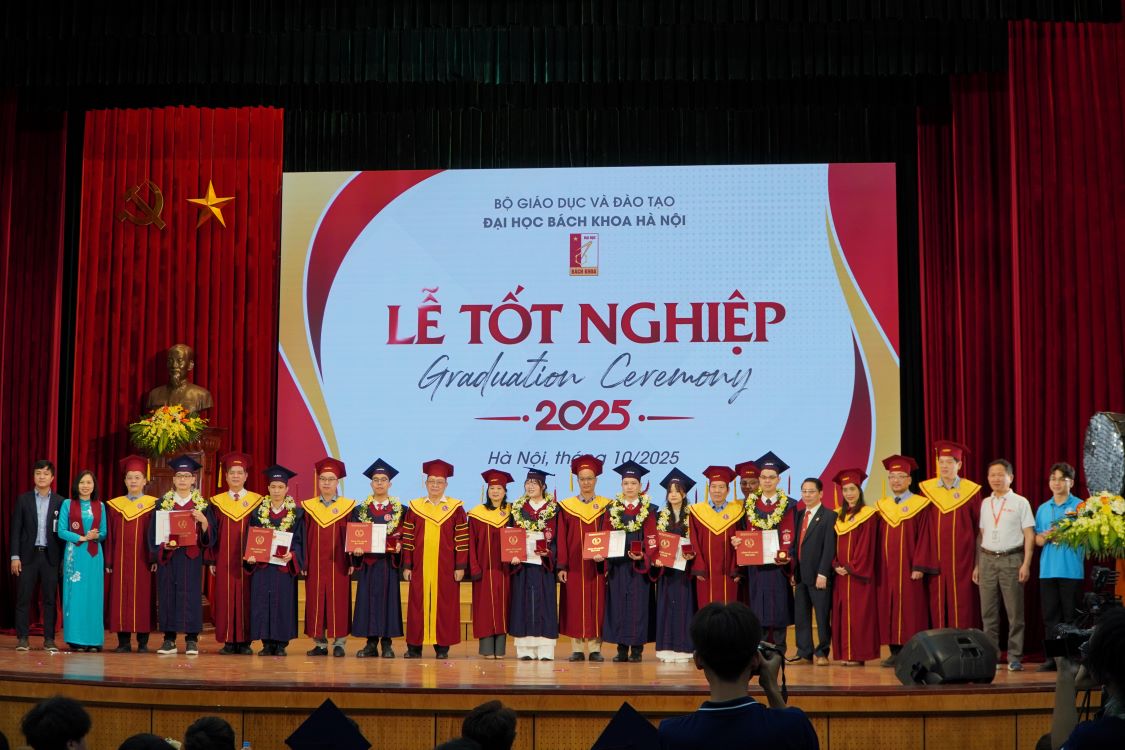Giam doc Dai hoc Bach khoa Ha Noi trao bang tot nghiep va giay khen cho cac sinh vien xuat sac, tot nghiep thu khoa toan truong. Anh: Anh Duc
