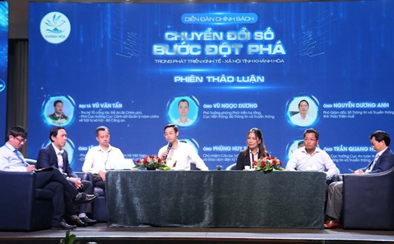 Experts propose solutions for Khanh Hoa province to promote digital transformation. Photo: Phuong Linh