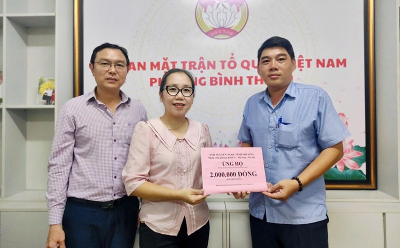 Many individuals and groups in Binh Thanh ward contributed and shared the difficulties with people affected by storm No. 10. Photo: Provided by the unit