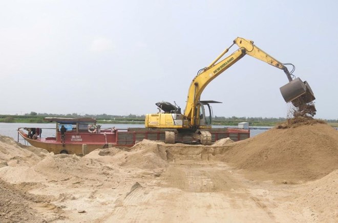 大量の埋蔵量を所有しているにもかかわらず、ダナン市場の砂の供給は不足しており、価格は急騰しています。写真:Truong An