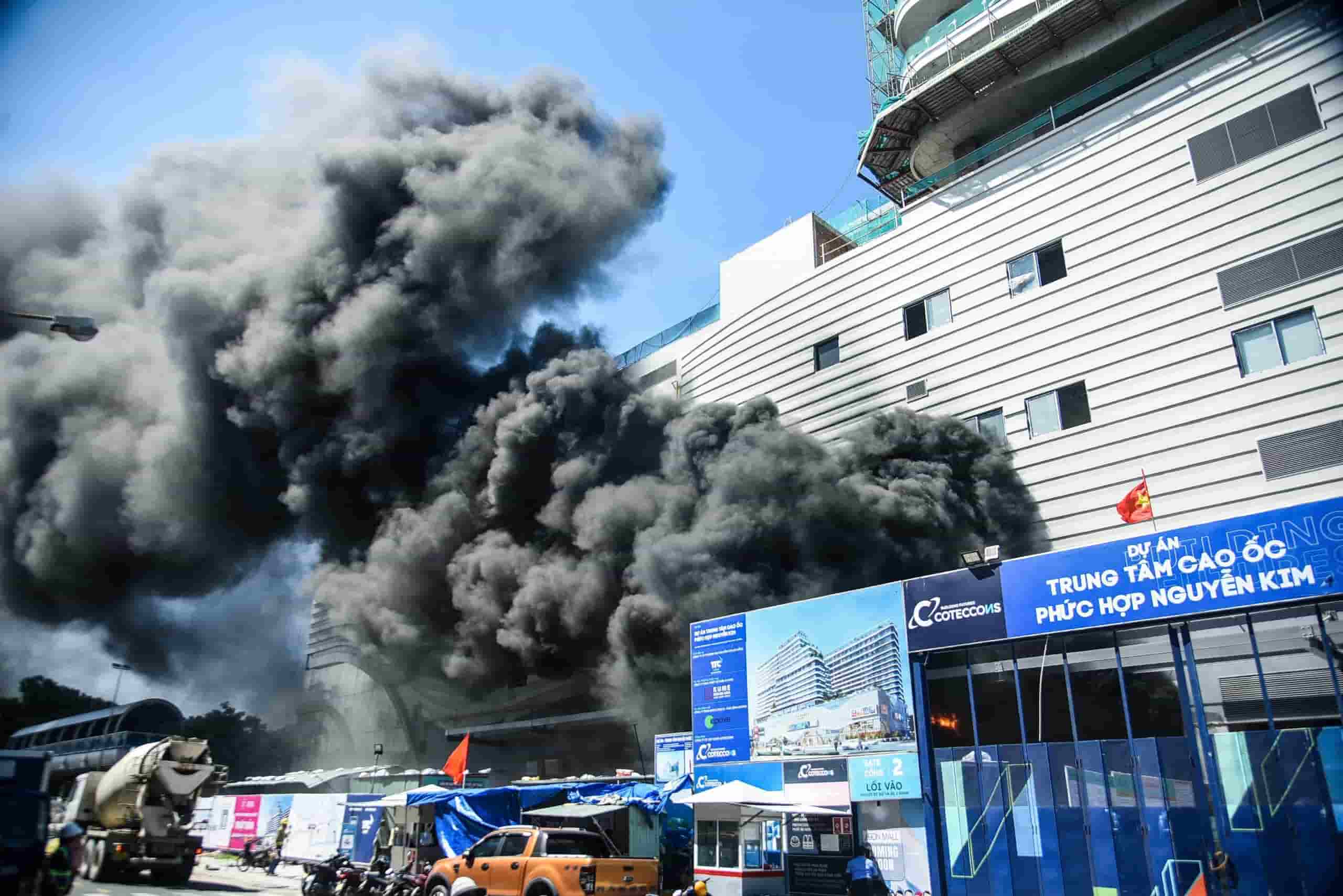 A major fire at a construction site in Da Nang, hundreds of workers fled. Photo: Tran Thi