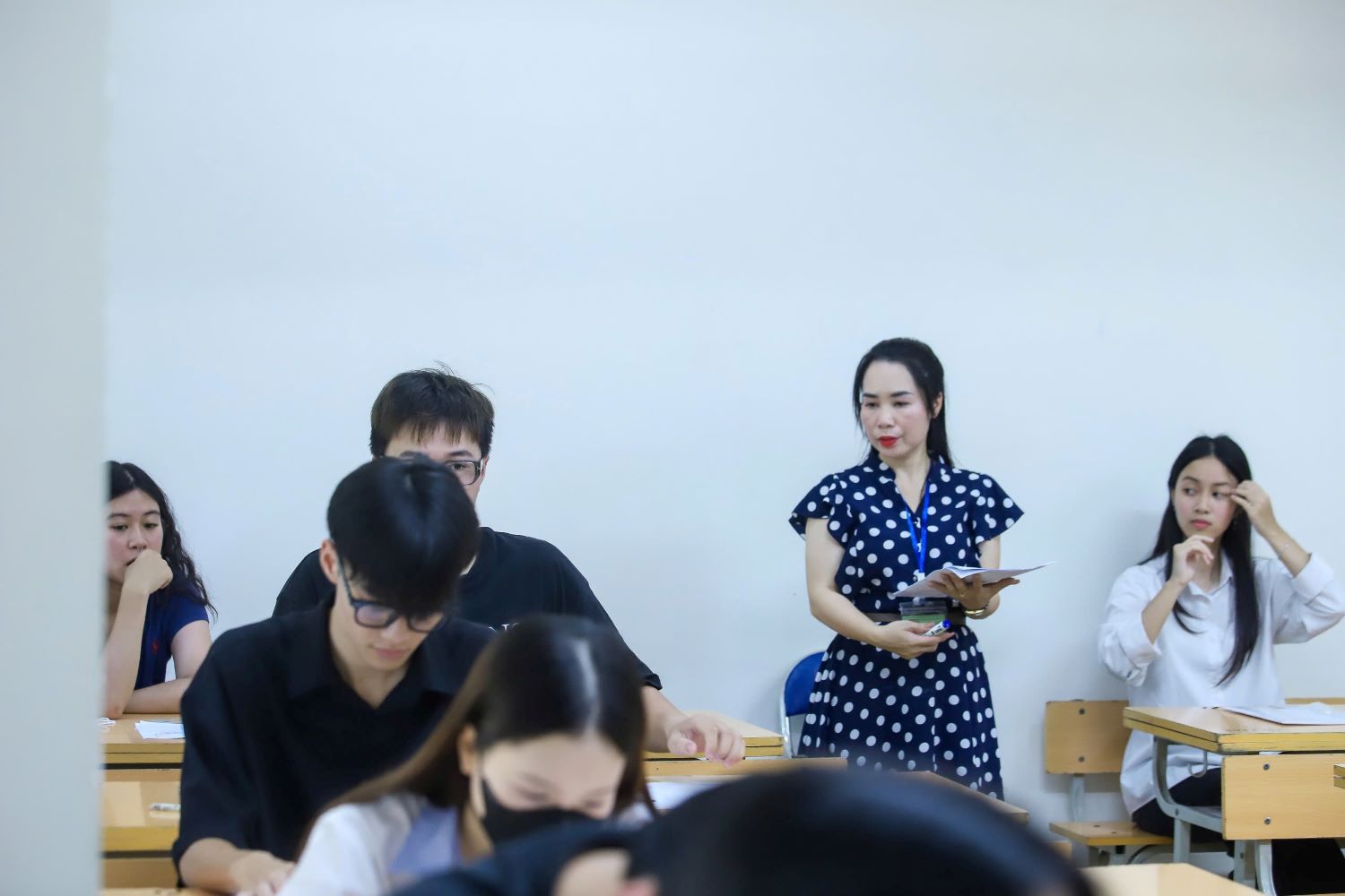 The Ministry of Education and Training is soliciting comments on the Draft Circular regulating the determination of the equivalent title of teacher when changing job positions. Photo: Van Trang