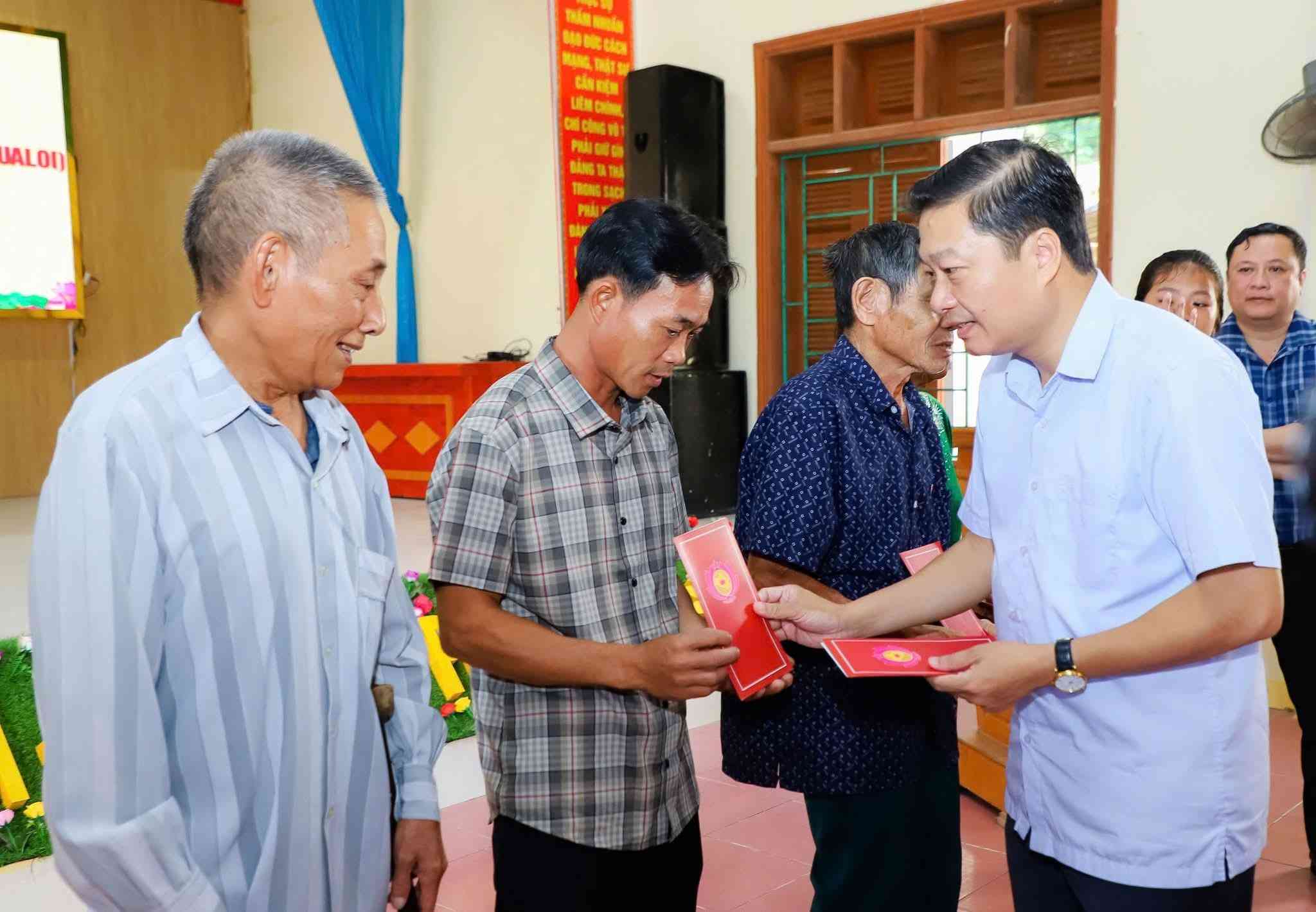 Chu tich UBND tinh Nghe An Le Hong Vinh trao ho tro cho nguoi dan vung lu. Anh: Ngoc Anh