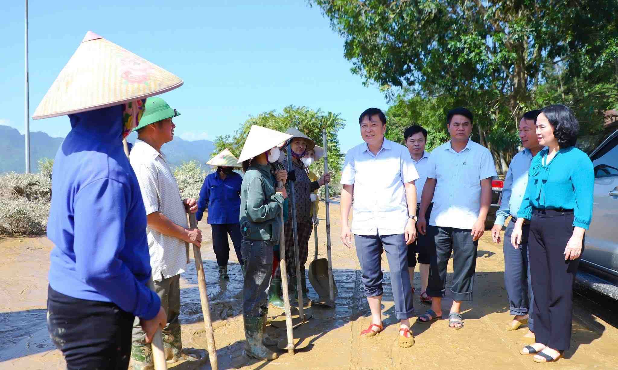 Chairman of Nghe An Provincial People's Committee Le Hong Vinh encouraged the force to overcome the consequences of floods. Photo: Ngoc Anh