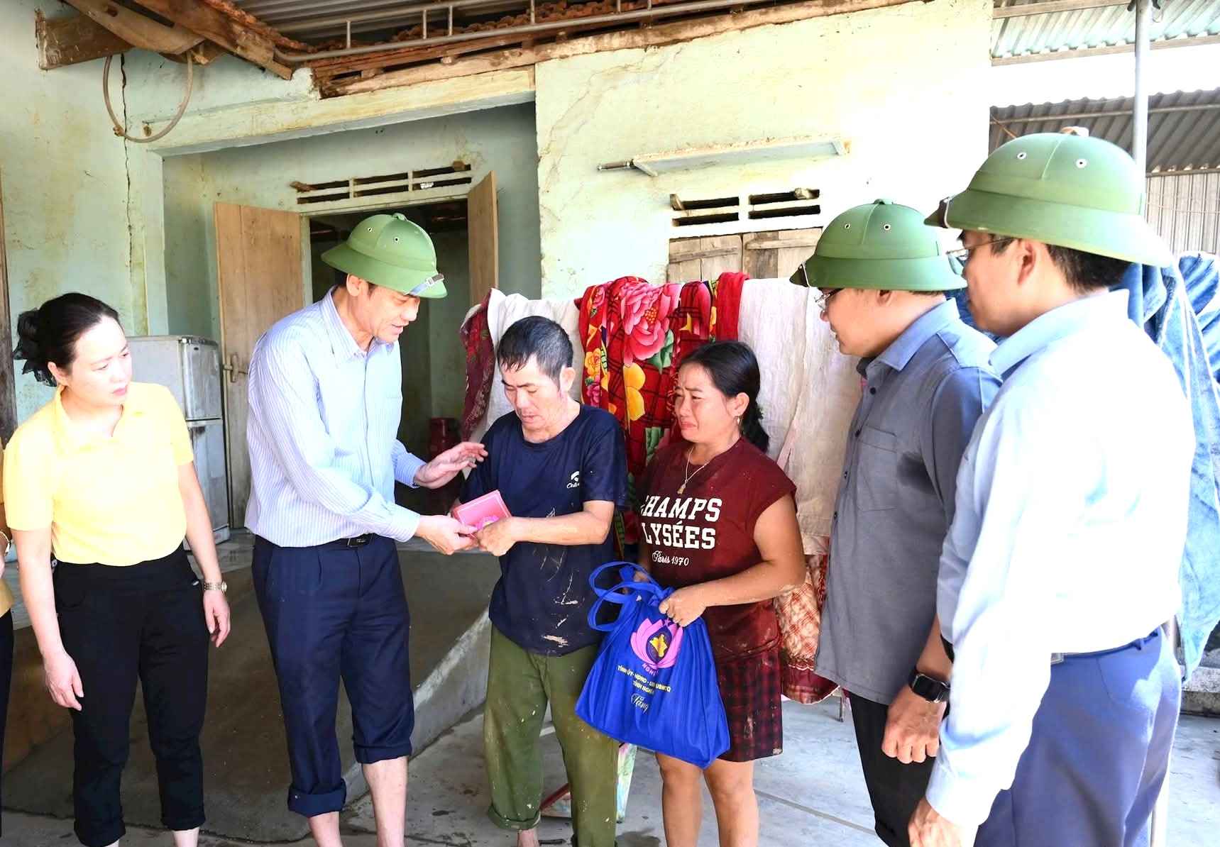 Ong Hoang Nghia Hieu – Pho Bi thu Tinh uy, Chu tich HDND tinh Nghe An trao ho tro cho nguoi dan vung lu. Anh: Ngoc Anh