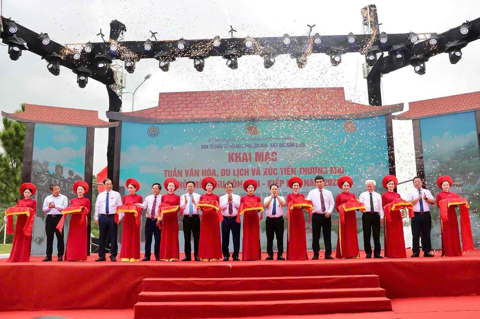 Lanh dao thanh pho Hai Phong va Ban To chuc thuc hien nghi thuc cat bang khai mac Tuan Van hoa, Du lich va Xuc tien Thuong mai Con Son – Kiep Bac 2025. Anh: Minh Khoi