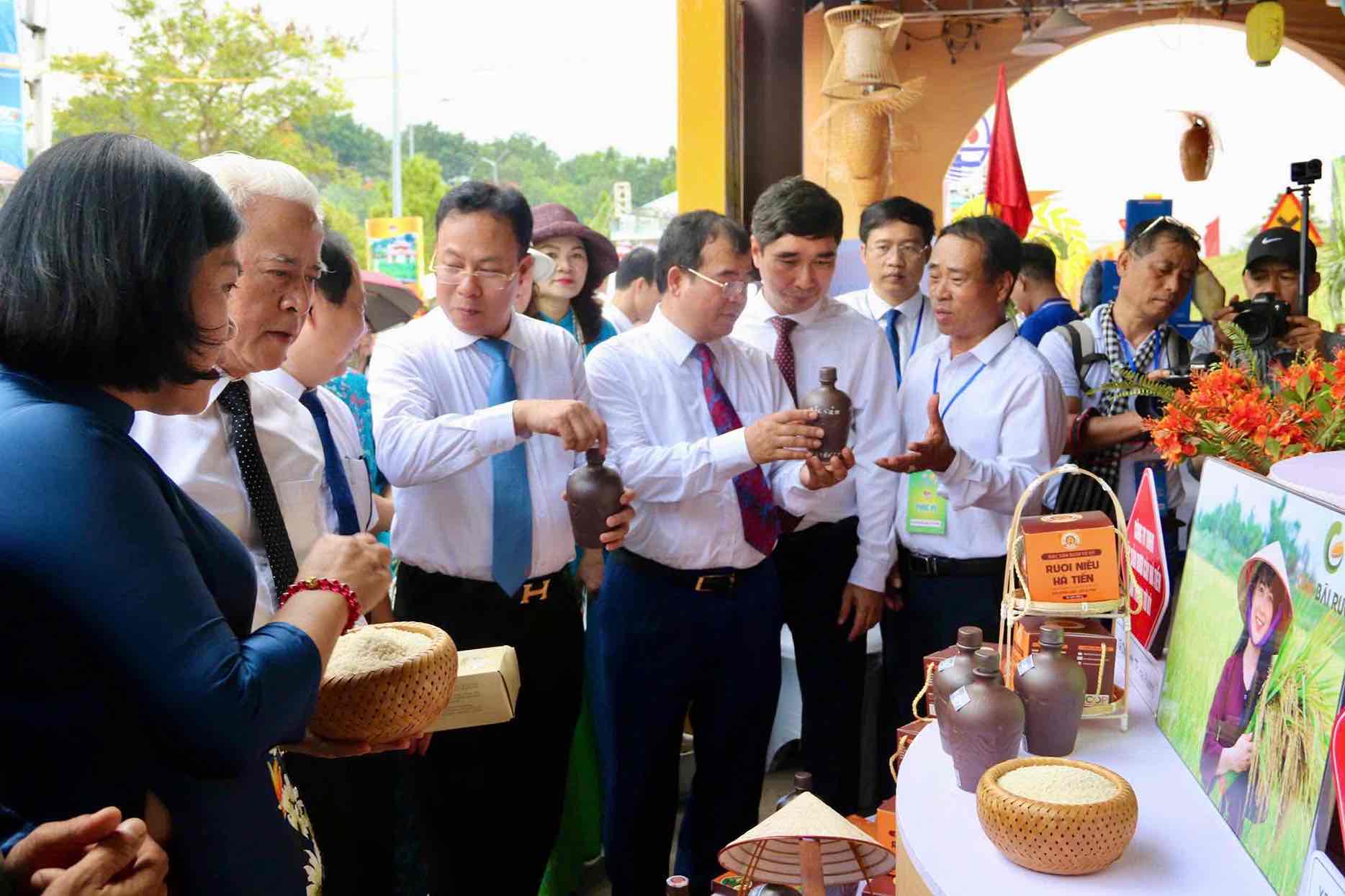 Lanh dao thanh pho Hai Phong tham quan, tim hieu cac san pham trung bay. Anh: Minh Khoi