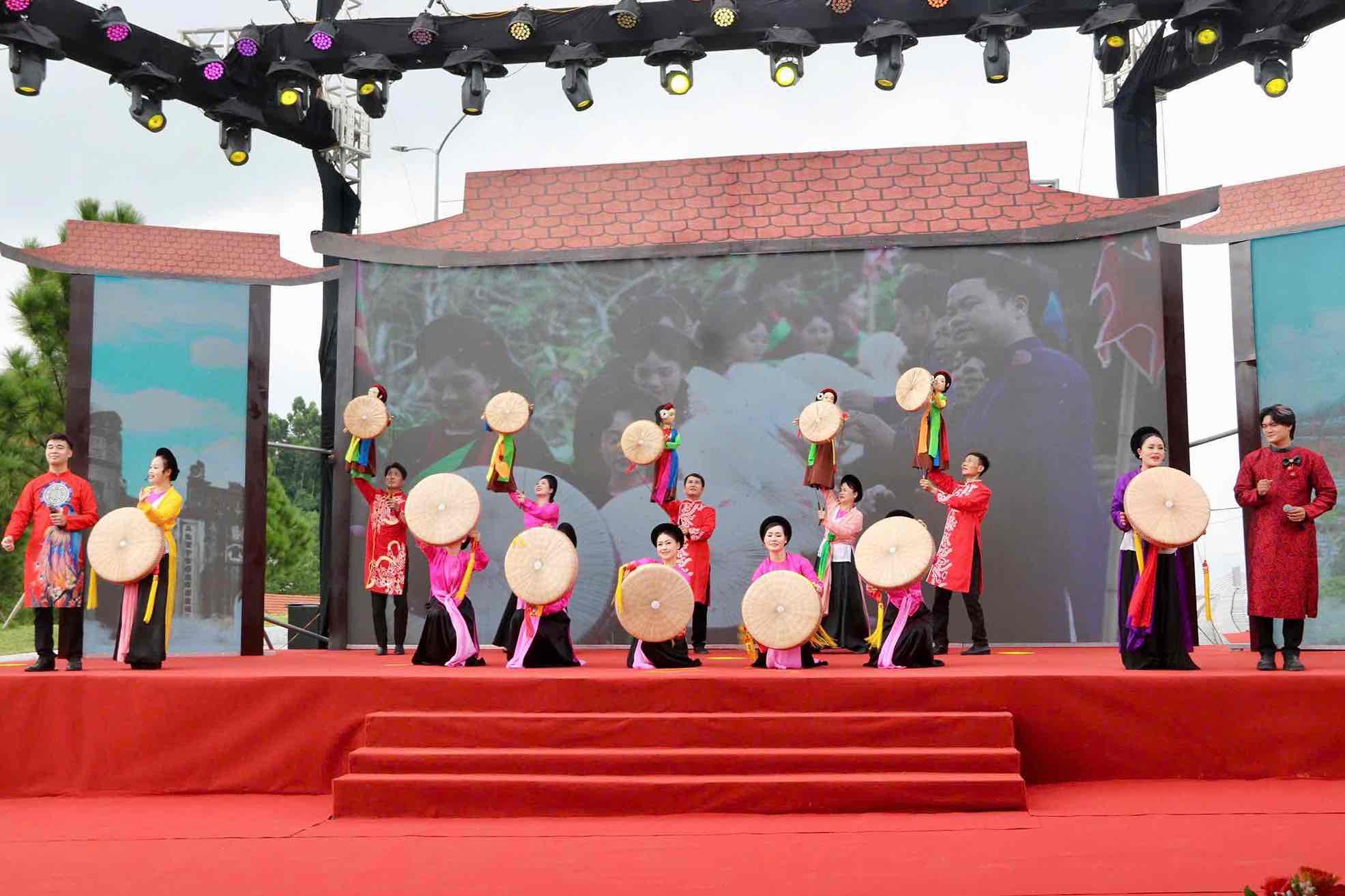 La actuacion de arte tradicional abre el programa de apertura de la Semana de Cultura Turismo y Promocion Comercial de Con Son - Kiep Bac 2025 atrayendo el seguimiento de un gran numero de personas y turistas. Foto: Minh Khoi